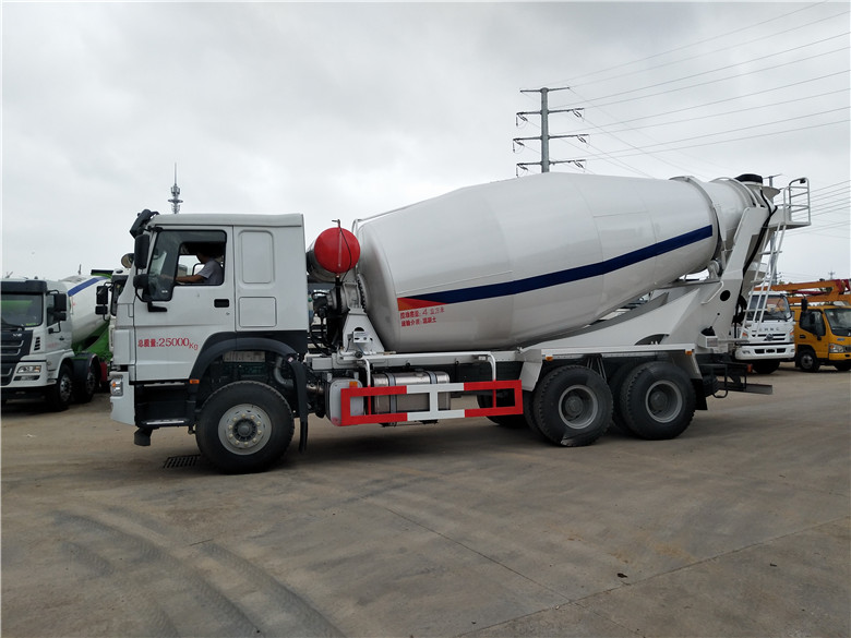 15方攪拌車(chē)重汽豪沃