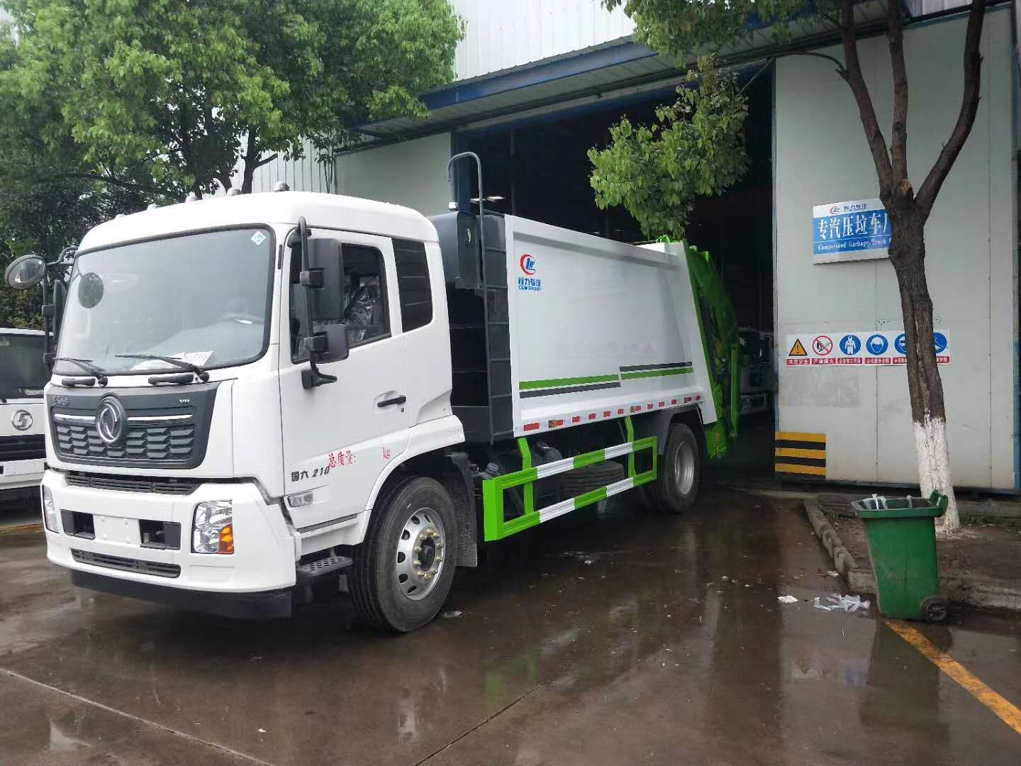 東風(fēng)天錦12方壓縮式垃圾車(chē)